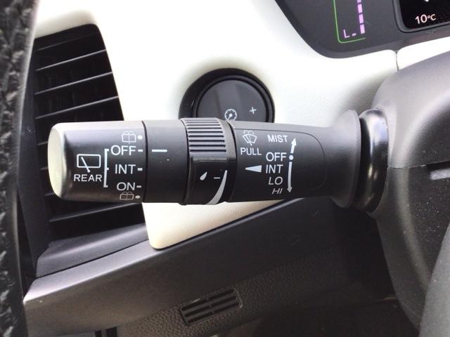 フィット ｅ：ＨＥＶホーム　ＬＥＤ・フルセグ・メモリナビ・バックカメラ・社外ＡＷ・ホンダＣＯＮＮＥＣＴ　前後誤発進抑制機能　クリソナ　助手席エアバッグ　運転席エアバッグ　ＬＥＤライト　ＵＳＢ接続　ＡＢＳ　サイドエアバッグ　ＶＳＡ（12枚目）