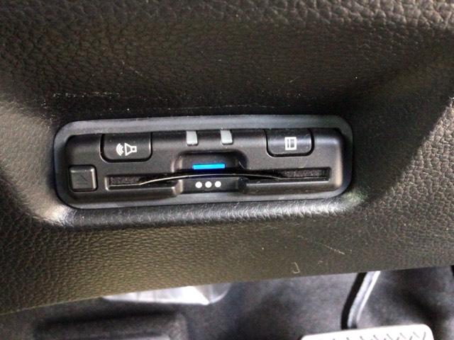 フィット ｅ：ＨＥＶホーム　ＬＥＤ・フルセグ・メモリナビ・バックカメラ・社外ＡＷ・ホンダＣＯＮＮＥＣＴ　前後誤発進抑制機能　クリソナ　助手席エアバッグ　運転席エアバッグ　ＬＥＤライト　ＵＳＢ接続　ＡＢＳ　サイドエアバッグ　ＶＳＡ（19枚目）