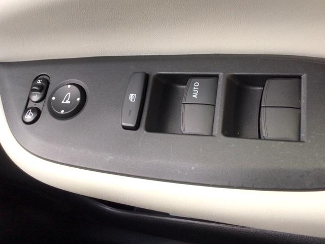 フィット ｅ：ＨＥＶホーム　ＬＥＤ・フルセグ・メモリナビ・バックカメラ・社外ＡＷ・ホンダＣＯＮＮＥＣＴ　前後誤発進抑制機能　クリソナ　助手席エアバッグ　運転席エアバッグ　ＬＥＤライト　ＵＳＢ接続　ＡＢＳ　サイドエアバッグ　ＶＳＡ（20枚目）