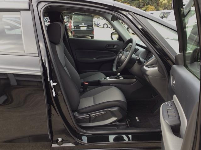 フィット ベーシック　デモカーＵＰ・ＣＤチューナー・スマートキー・マニュアルエアコン・ＥＴＣ　コーナーセンサー　横滑防止装置　オートエアコン　パワーウインドウ　盗難防止システム　オートクルーズコントロール　ＡＢＳ（20枚目）