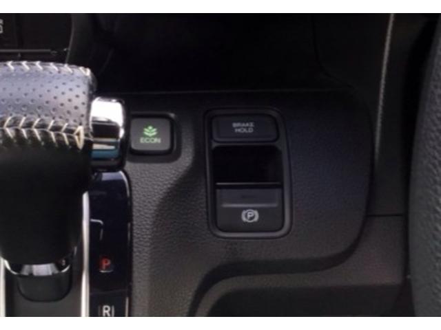 �w��̑���Ńp�[�L���O�u���[�L�́u�쓮�Ɖ����v���s�����Ƃ��ł��鑕���B�u���[�L�y�_�����瑫�𗣂��Ă���~�������Ă����I�[�g�u���[�L�z�[���h�@�\�B�M���҂��Ȃǂ̍ۂɂ͕֗��B�d�b�n�^�]�Œ�R��s��