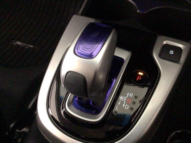 フィットハイブリッド Ｌパッケージ　ＬＥＤ・フルセグ・メモリナビ・ＤＶＤ・バックカメラ・ＥＣＯＮスイッチ・ＥＴＣ　ナビ＆ＴＶ　地デジフルセグＴＶ　サイドエアバック　ＤＶＤ再生　オートクルーズコントロール　イモビライザー　ＥＳＣ　ＡＢＳ（19枚目）