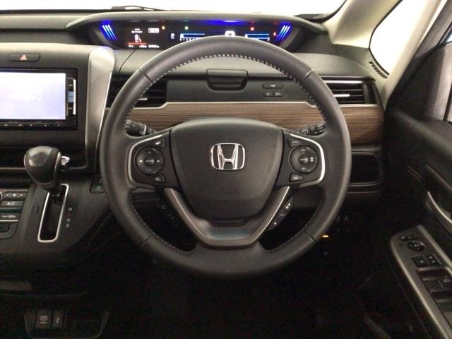 フリード クロスター・ホンダセンシング　ＬＥＤ・フルセグ・メモリナビ・後席モニター・純正ＡＷ・シートヒーター・ＥＴＣ　両ＰＳＤ　地デジ　エアバック　Ｉストップ　ＶＳＡ　リヤカメラ　３列シート　ＤＶＤ再生　ウォークスルー　イモビライザー（13枚目）