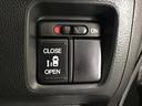 【パワースライドドア】助手席側がパワースライドドアになっており、運転席のスイッチやスマートキーでも開閉が可能です！開口部も広いので乗り降りも楽々♪