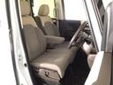 【前席】充分な広さを確保した、快適な前席！インテリアカラーも落ち着いたお色です♪センターアームレストも付いて、リラックスした姿勢で運転していただけます♪