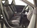 【前席】体を包み込むような形状でホールド感のあるフロントシート。しっかりと支えてくれるので長時間の運転を快適にサポートしてくれます。もちろん足元もゆったりしてますのでおくつろぎいただけます♪