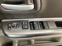 運転席のスイッチで全てのウィンドウの開閉操作を行うことができます。ロックボタンをＯＮにしておくと、運転席以外のウィンドウは作動しないのでお子様を乗せているときなども安心ですね♪