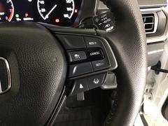 【アダプティブ・クルーズ・コントロール】予め設定した車速内でクルマが自動的に加減速。前走車との適切な車間距離を維持しながら追従走行し、高速道路でのドライバーの疲労を軽減してくれる嬉しい機能付♪ 6