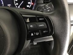 【アダプティブ・クルーズ・コントロール】予め設定した車速内でクルマが自動的に加減速。前走車との適切な車間距離を維持しながら追従走行し、高速道路でのドライバーの疲労を軽減してくれる嬉しい機能付♪ 6