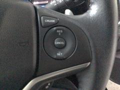 【クルーズコントロール】アクセルペダルを踏まずに一定の車速で走行できますので、高速道路など加減速の少ない道で便利です♪長距離ドライブの疲れを軽減してくれる、嬉しい装備ですよね♪ 5