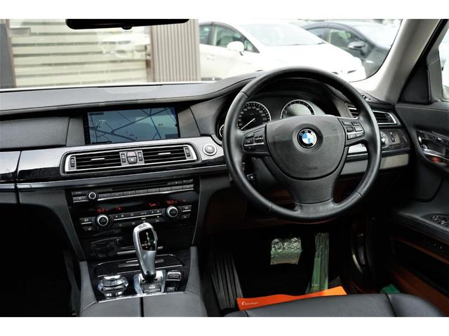 740i ETC・サンルーフ・純正アルミ18インチ・純正ナビ・黒レザーシート・オートライト・フルセグ・バックカメラ・フルセグTV・シートヒーター・パワーシート・シートメモリー機能・ウッドパネル・ソナーセンサー(5枚目)
