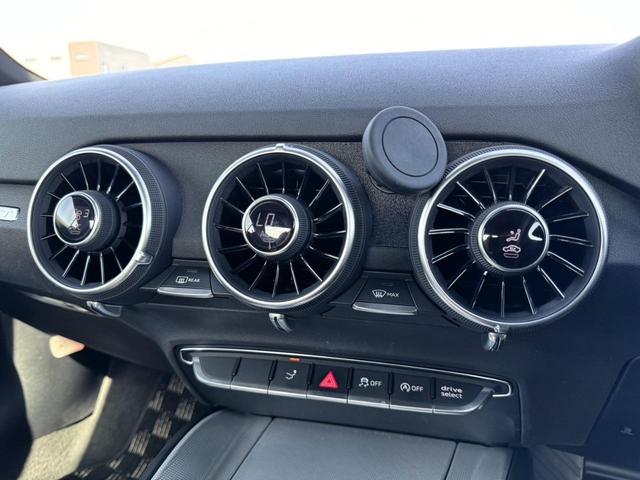 ＴＴクーペ ２．０ＴＦＳＩ　マトリックスＬＥＤ・純正ナビ・バックカメラ・ＣＤ／ＤＶＤ・フルセグＴＶ・Ｂｌｕｅｔｏｏｔｈ・パドルシフト・電動パーキングブレーキ・オートライト・オートワイパー・ＥＴＣ・可変リアウイング・純正アルミ（66枚目）