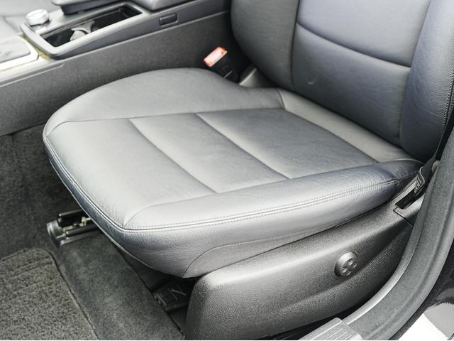 Cクラス C200 CGIブルーエフィシェンシー 黒本革シート・純正ナビ・フルセグTV・ドライブレコーダー・シートヒーター・バックカメラ・シートメモリー・パワーシート・クルーズコントロール・電動格納ミラー・ステアリング電動チルト・ステアリングスイッチ(44枚目)