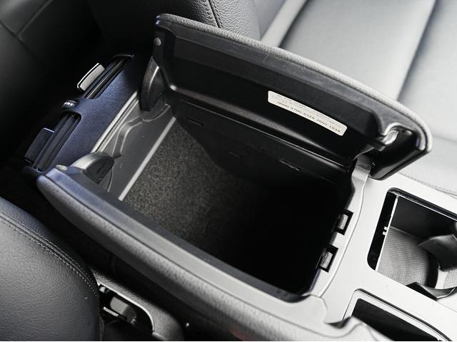 Cクラス C200 CGIブルーエフィシェンシー 黒本革シート・純正ナビ・フルセグTV・ドライブレコーダー・シートヒーター・バックカメラ・シートメモリー・パワーシート・クルーズコントロール・電動格納ミラー・ステアリング電動チルト・ステアリングスイッチ(69枚目)