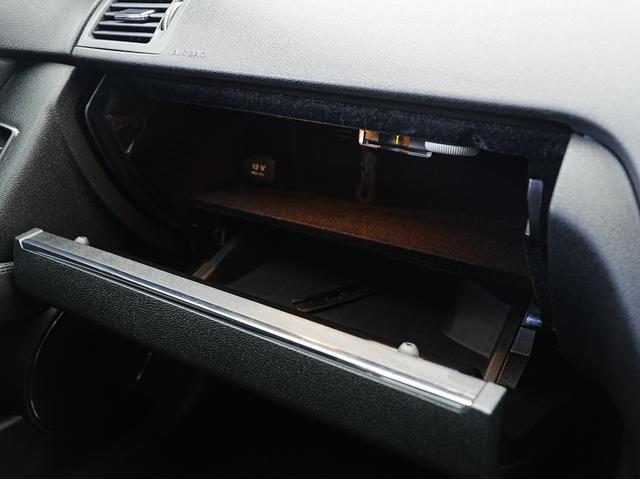 Cクラス C200 CGIブルーエフィシェンシー 黒本革シート・純正ナビ・フルセグTV・ドライブレコーダー・シートヒーター・バックカメラ・シートメモリー・パワーシート・クルーズコントロール・電動格納ミラー・ステアリング電動チルト・ステアリングスイッチ(73枚目)