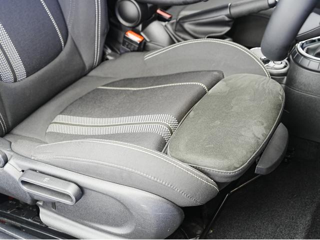 ＭＩＮＩ ジョンクーパーワークス　ペッパーパッケージ・ヘッドアップディスプレイ・ナビ２０２５年更新済み・ＬＥＤヘッドライト・社外レーダー・ソナーセンサー・Ｂｌｕｅｔｏｏｔｈ・アイドリングストップ・オートライト・オートワイパー（13枚目）