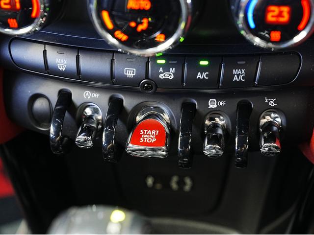 ＭＩＮＩ ジョンクーパーワークス　ペッパーパッケージ・ヘッドアップディスプレイ・ナビ２０２５年更新済み・ＬＥＤヘッドライト・社外レーダー・ソナーセンサー・Ｂｌｕｅｔｏｏｔｈ・アイドリングストップ・オートライト・オートワイパー（68枚目）