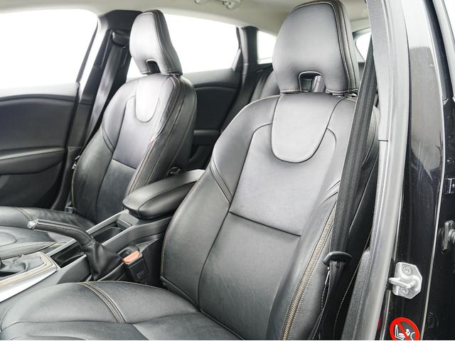 VOLVO V40 CROSS COUNTRY D4 SUMMUM