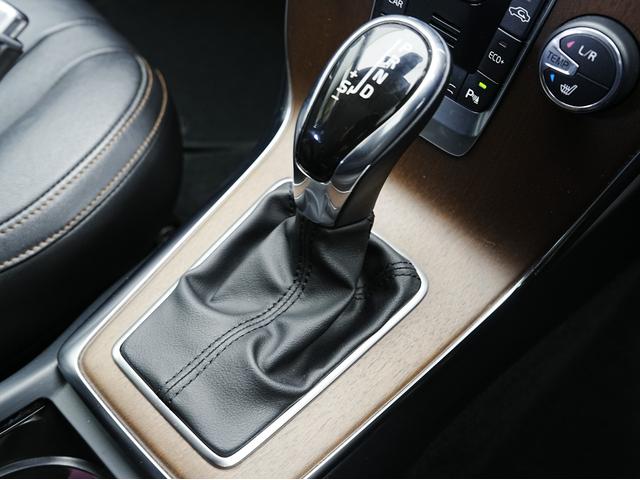 VOLVO V40 CROSS COUNTRY D4 SUMMUM