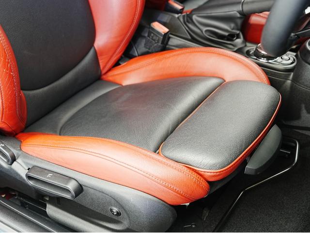 ＭＩＮＩ クーパーＳ　ワンオーナー・ＯＰ黒赤レザーシート・純正ナビ・ツートンルーフ・ドライブレコーダー・Ｂｌｕｅｔｏｏｔｈ・アンビエントライ社外ＴＶチューナー・バックカメラ・後席フィルム・ＥＴＣ・ＨＩＤヘッドライト（12枚目）