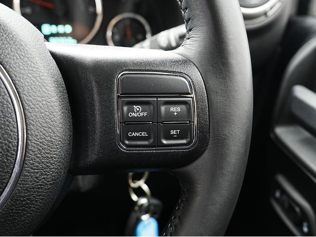 ジープ・ラングラー サハラ 後期モデル・純正オーディオ・アルパインスピーカー・クルーズコントロール・オートライト・ヒルディセントコントロール・ETC・トランスファーレバー・スペアキー・ステアリングスイッチ(49枚目)