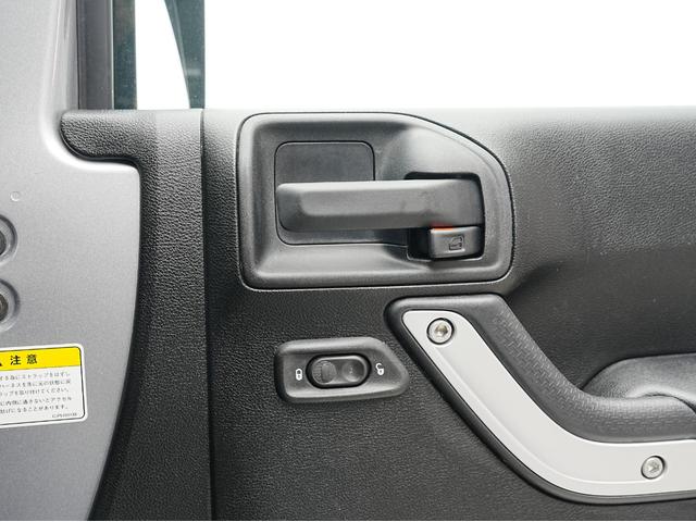 ジープ・ラングラー サハラ 後期モデル・純正オーディオ・アルパインスピーカー・クルーズコントロール・オートライト・ヒルディセントコントロール・ETC・トランスファーレバー・スペアキー・ステアリングスイッチ(52枚目)