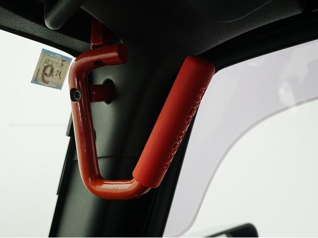 ジープ・ラングラー サハラ 後期モデル・黒茶コンビ本革調シートカバー・カロッツェリアナビ・フルセグTV・Bluetooth・フロントカメラ・バックカメラ・メッキフロントグリル・サイドバイザー・アシストグリップ・ETC・クルコン(12枚目)