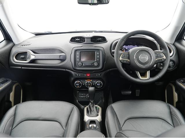 ジープ・レネゲード リミテッド 黒本革シート・サンルーフ・ステアリングヒーター・パワーシート・純正オーディオ・バックカメラ・Bluetooth・レーンキープ・BSM・後方ソナー・プライバシーガラス・シートヒーター・ETC・クルコン(5枚目)