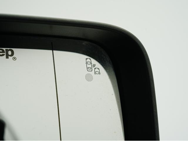 ジープ・レネゲード リミテッド 黒本革シート・サンルーフ・ステアリングヒーター・パワーシート・純正オーディオ・バックカメラ・Bluetooth・レーンキープ・BSM・後方ソナー・プライバシーガラス・シートヒーター・ETC・クルコン(12枚目)