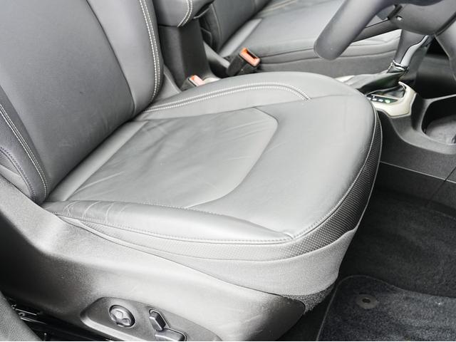 ジープ・レネゲード リミテッド 黒本革シート・サンルーフ・ステアリングヒーター・パワーシート・純正オーディオ・バックカメラ・Bluetooth・レーンキープ・BSM・後方ソナー・プライバシーガラス・シートヒーター・ETC・クルコン(14枚目)