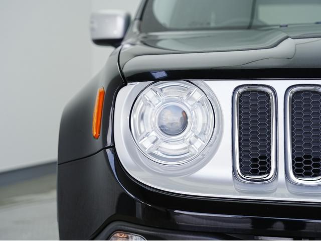 ジープ・レネゲード リミテッド 黒本革シート・サンルーフ・ステアリングヒーター・パワーシート・純正オーディオ・バックカメラ・Bluetooth・レーンキープ・BSM・後方ソナー・プライバシーガラス・シートヒーター・ETC・クルコン(19枚目)