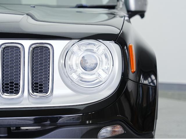 ジープ・レネゲード リミテッド 黒本革シート・サンルーフ・ステアリングヒーター・パワーシート・純正オーディオ・バックカメラ・Bluetooth・レーンキープ・BSM・後方ソナー・プライバシーガラス・シートヒーター・ETC・クルコン(20枚目)