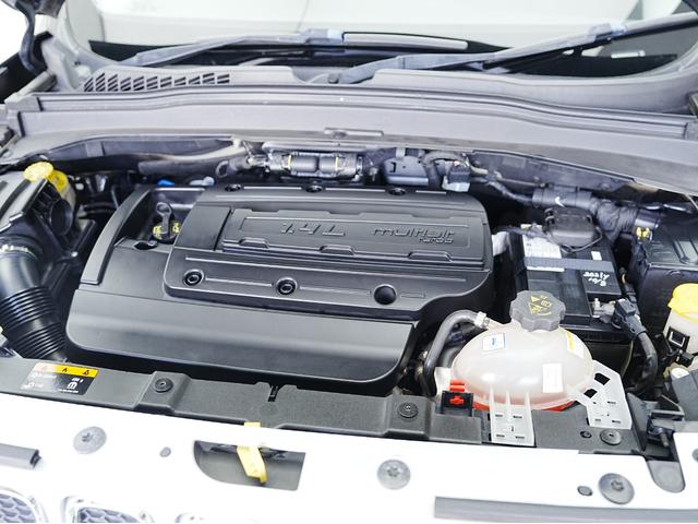 ジープ・レネゲード リミテッド 黒本革シート・サンルーフ・ステアリングヒーター・パワーシート・純正オーディオ・バックカメラ・Bluetooth・レーンキープ・BSM・後方ソナー・プライバシーガラス・シートヒーター・ETC・クルコン(25枚目)