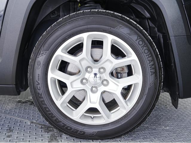 ジープ・レネゲード リミテッド 黒本革シート・サンルーフ・ステアリングヒーター・パワーシート・純正オーディオ・バックカメラ・Bluetooth・レーンキープ・BSM・後方ソナー・プライバシーガラス・シートヒーター・ETC・クルコン(30枚目)