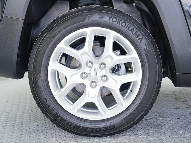 ジープ・レネゲード リミテッド 黒本革シート・サンルーフ・ステアリングヒーター・パワーシート・純正オーディオ・バックカメラ・Bluetooth・レーンキープ・BSM・後方ソナー・プライバシーガラス・シートヒーター・ETC・クルコン(31枚目)