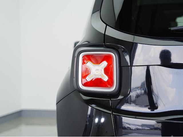 ジープ・レネゲード リミテッド 黒本革シート・サンルーフ・ステアリングヒーター・パワーシート・純正オーディオ・バックカメラ・Bluetooth・レーンキープ・BSM・後方ソナー・プライバシーガラス・シートヒーター・ETC・クルコン(34枚目)