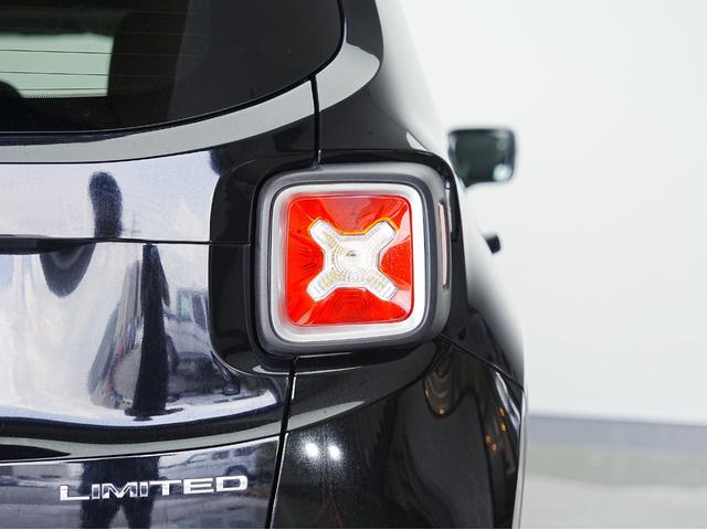 ジープ・レネゲード リミテッド 黒本革シート・サンルーフ・ステアリングヒーター・パワーシート・純正オーディオ・バックカメラ・Bluetooth・レーンキープ・BSM・後方ソナー・プライバシーガラス・シートヒーター・ETC・クルコン(35枚目)