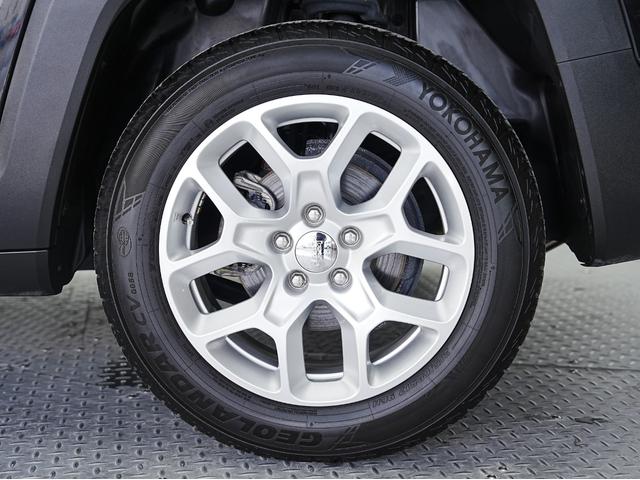 ジープ・レネゲード リミテッド 黒本革シート・サンルーフ・ステアリングヒーター・パワーシート・純正オーディオ・バックカメラ・Bluetooth・レーンキープ・BSM・後方ソナー・プライバシーガラス・シートヒーター・ETC・クルコン(39枚目)