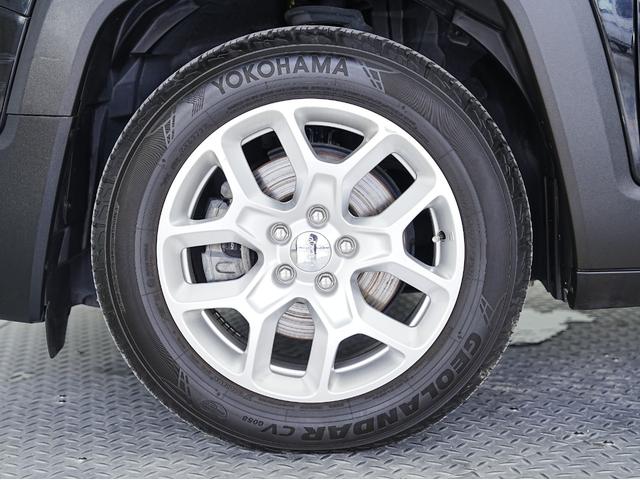 ジープ・レネゲード リミテッド 黒本革シート・サンルーフ・ステアリングヒーター・パワーシート・純正オーディオ・バックカメラ・Bluetooth・レーンキープ・BSM・後方ソナー・プライバシーガラス・シートヒーター・ETC・クルコン(40枚目)