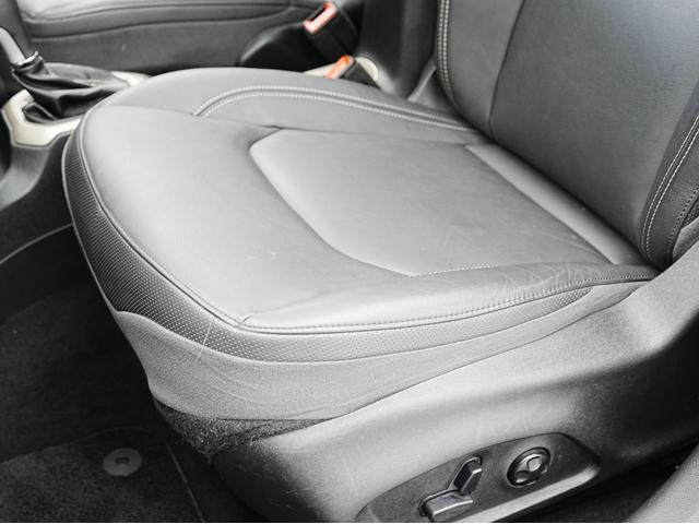 ジープ・レネゲード リミテッド 黒本革シート・サンルーフ・ステアリングヒーター・パワーシート・純正オーディオ・バックカメラ・Bluetooth・レーンキープ・BSM・後方ソナー・プライバシーガラス・シートヒーター・ETC・クルコン(44枚目)