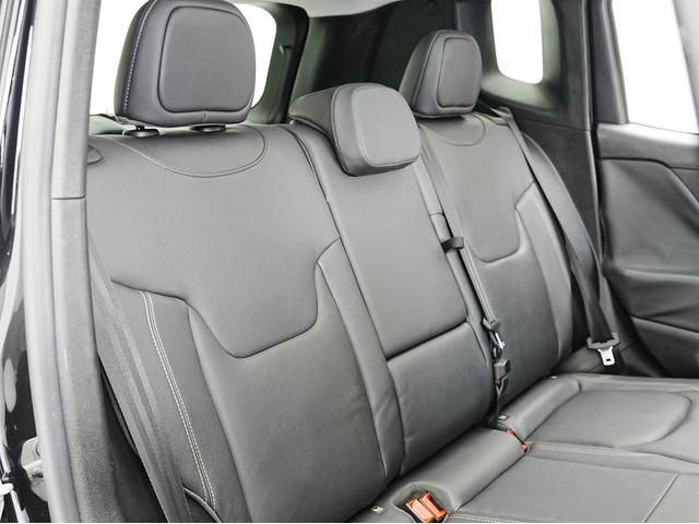 ジープ・レネゲード リミテッド 黒本革シート・サンルーフ・ステアリングヒーター・パワーシート・純正オーディオ・バックカメラ・Bluetooth・レーンキープ・BSM・後方ソナー・プライバシーガラス・シートヒーター・ETC・クルコン(45枚目)