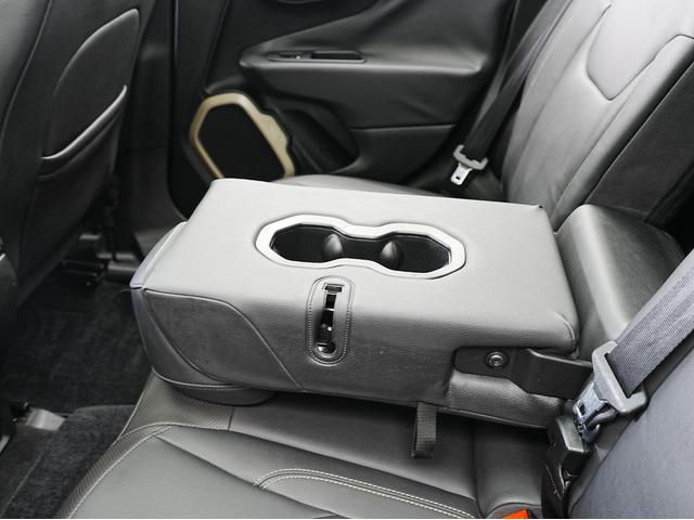 ジープ・レネゲード リミテッド 黒本革シート・サンルーフ・ステアリングヒーター・パワーシート・純正オーディオ・バックカメラ・Bluetooth・レーンキープ・BSM・後方ソナー・プライバシーガラス・シートヒーター・ETC・クルコン(49枚目)