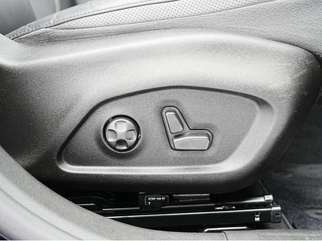 ジープ・レネゲード リミテッド 黒本革シート・サンルーフ・ステアリングヒーター・パワーシート・純正オーディオ・バックカメラ・Bluetooth・レーンキープ・BSM・後方ソナー・プライバシーガラス・シートヒーター・ETC・クルコン(50枚目)