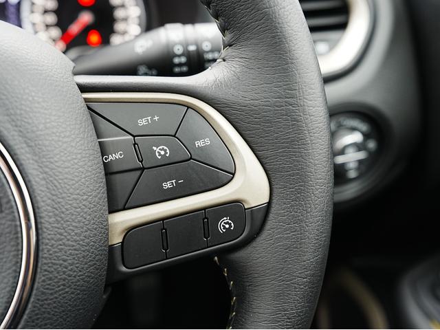 ジープ・レネゲード リミテッド 黒本革シート・サンルーフ・ステアリングヒーター・パワーシート・純正オーディオ・バックカメラ・Bluetooth・レーンキープ・BSM・後方ソナー・プライバシーガラス・シートヒーター・ETC・クルコン(53枚目)