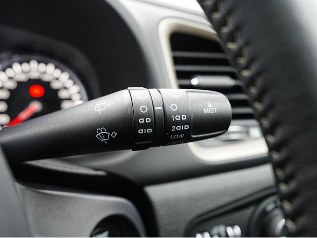 ジープ・レネゲード リミテッド 黒本革シート・サンルーフ・ステアリングヒーター・パワーシート・純正オーディオ・バックカメラ・Bluetooth・レーンキープ・BSM・後方ソナー・プライバシーガラス・シートヒーター・ETC・クルコン(55枚目)