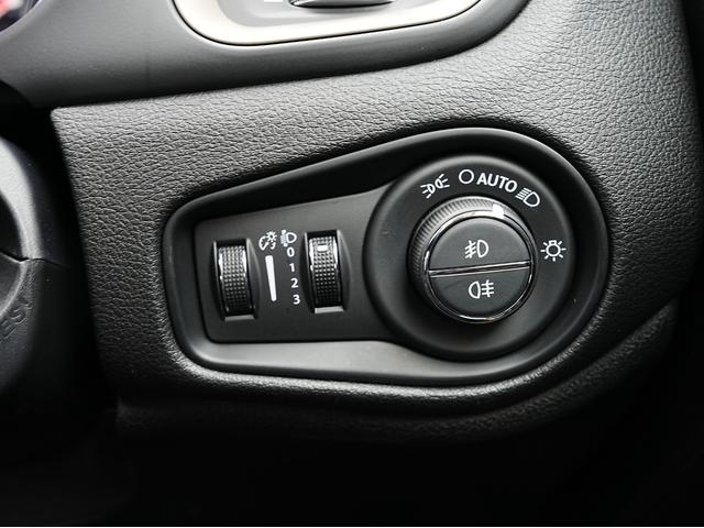 ジープ・レネゲード リミテッド 黒本革シート・サンルーフ・ステアリングヒーター・パワーシート・純正オーディオ・バックカメラ・Bluetooth・レーンキープ・BSM・後方ソナー・プライバシーガラス・シートヒーター・ETC・クルコン(56枚目)