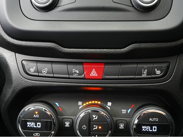 ジープ・レネゲード リミテッド 黒本革シート・サンルーフ・ステアリングヒーター・パワーシート・純正オーディオ・バックカメラ・Bluetooth・レーンキープ・BSM・後方ソナー・プライバシーガラス・シートヒーター・ETC・クルコン(62枚目)