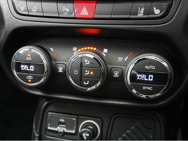 ジープ・レネゲード リミテッド 黒本革シート・サンルーフ・ステアリングヒーター・パワーシート・純正オーディオ・バックカメラ・Bluetooth・レーンキープ・BSM・後方ソナー・プライバシーガラス・シートヒーター・ETC・クルコン(65枚目)