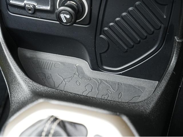 ジープ・レネゲード リミテッド 黒本革シート・サンルーフ・ステアリングヒーター・パワーシート・純正オーディオ・バックカメラ・Bluetooth・レーンキープ・BSM・後方ソナー・プライバシーガラス・シートヒーター・ETC・クルコン(67枚目)