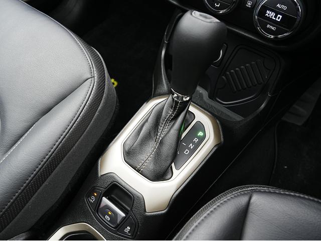 ジープ・レネゲード リミテッド 黒本革シート・サンルーフ・ステアリングヒーター・パワーシート・純正オーディオ・バックカメラ・Bluetooth・レーンキープ・BSM・後方ソナー・プライバシーガラス・シートヒーター・ETC・クルコン(68枚目)